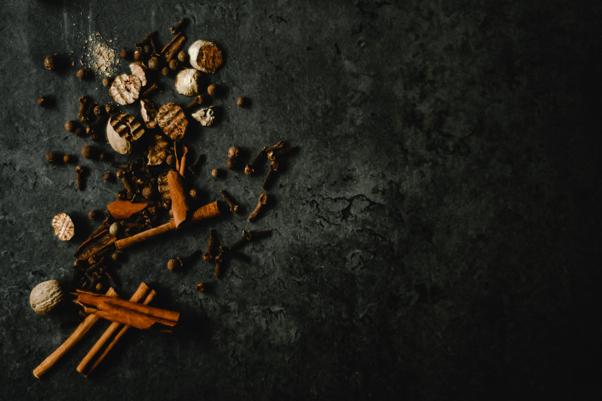 Cannelle et clous de girofle sur un plan sombre (image d'ambiance)